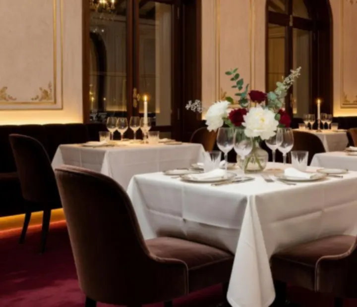 Intérieur sophistiqué du restaurant avec lumières tamisées, boiseries et tables élégamment dressées.