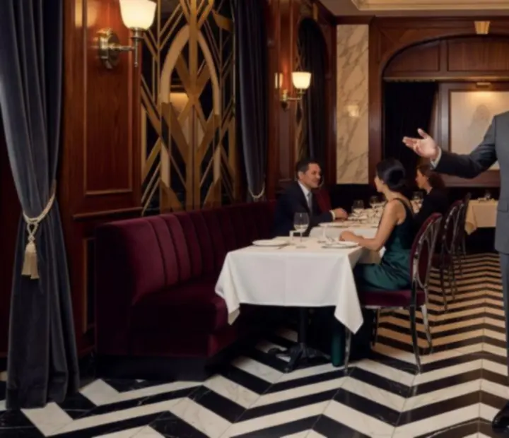 Maître d’hôtel du Lieu Select accueillant les invités avec élégance
