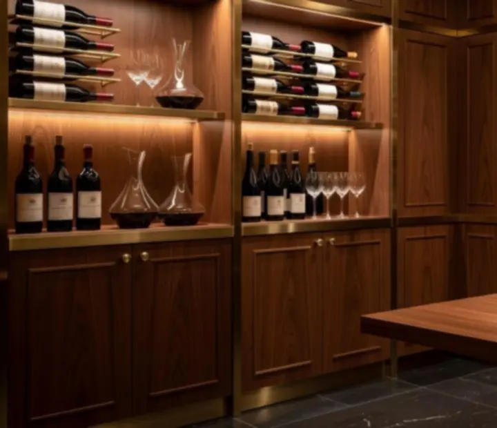 Vue cinématographique d’une cave à vins aux lumières tamisées
